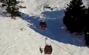 Shpëtohen rreth 200 skiatorë, të ngecur në kabinat e teleferikut që u dëmtua (Video)