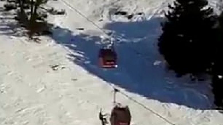 Shpëtohen rreth 200 skiatorë, të ngecur në kabinat e teleferikut që u dëmtua (Video)