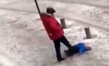 Babai shqelmon dhunshëm të birin e vogël, që s’mund të ecte nëpër rrugët e ngrira (Video, +18)