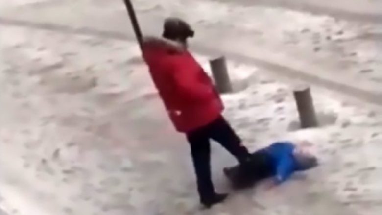 Babai shqelmon dhunshëm të birin e vogël, që s’mund të ecte nëpër rrugët e ngrira (Video, +18)