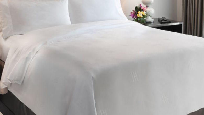 Punëtorja hotelit, pastronte xhamat me çarçafin e krevatit (Foto)