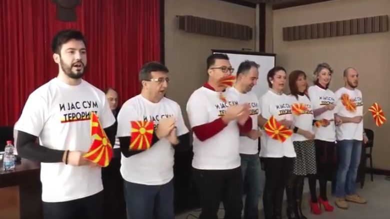 ”Edhe unë jam terrorist”, mënyra e re protestës së përkrahësve të Gruevskit (Video)