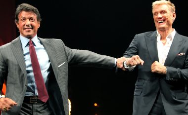 Stallone dhe Lundgren me një pozë kujtojnë meçin ikonik të zhvilluar para 32 vitesh ndërmjet Rocky Balboas dhe Ivan Dragos (Foto/Video)