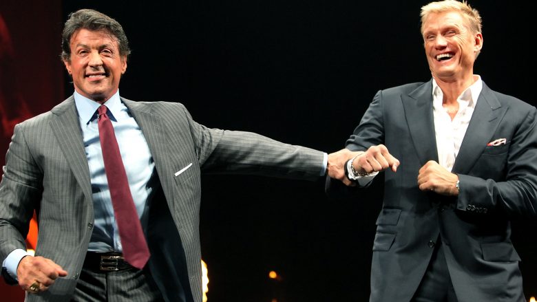 Stallone dhe Lundgren me një pozë kujtojnë meçin ikonik të zhvilluar para 32 vitesh ndërmjet Rocky Balboas dhe Ivan Dragos (Foto/Video)