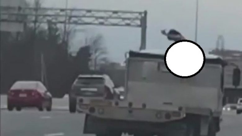 Del i zhveshur në autostradë, sulmon pa arsye shoferët e veturave (Video)