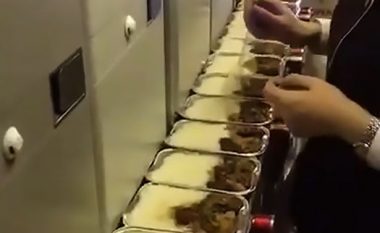 Suspendohet stjuardesa që hante nga ushqimet e përgatitura për udhëtarët (Video)