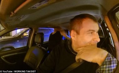 Taksisti përzuri partnerët që kryenin marrëdhënie intime në pjesën e pasme të veturës (Video,+18)
