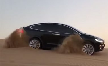 Tesla Model X nuk e ka problem të shpejtojë nëpër dunat e shkretëtirës (Video)