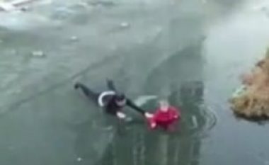Theu me grushte sipërfaqen e ngrirë të lumit, për shpëtimin e një të moshuar (Video)