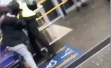 E rrahën konduktorin, sepse nuk i la të hynin në tren pa bileta (Video)
