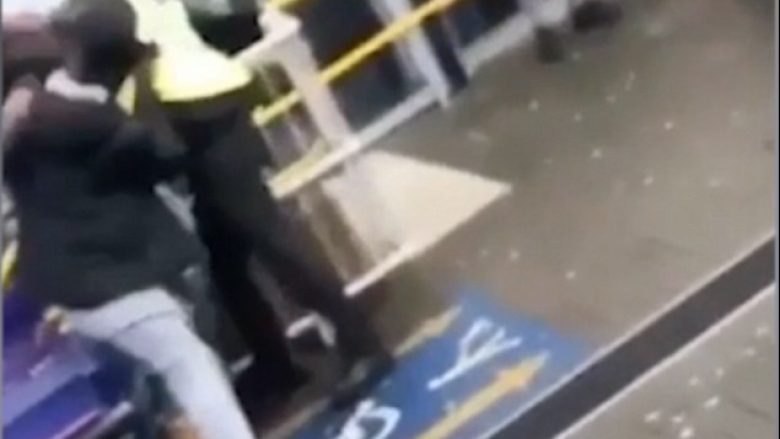 E rrahën konduktorin, sepse nuk i la të hynin në tren pa bileta (Video)