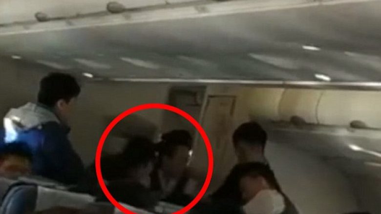 Udhëtarja e bindur se u ‘pushtua nga fantazmat’, detyroi aeroplanin të bënte ulje emergjente (Video)