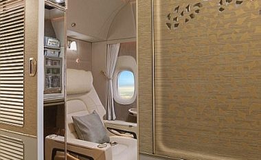 Udhëtimi në kabinën private dhe shumë luksoze të aeroplanit (Video)