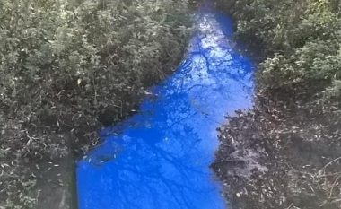 Ujit të lumit iu ndryshua ngjyra në mënyrë misterioze (Video)
