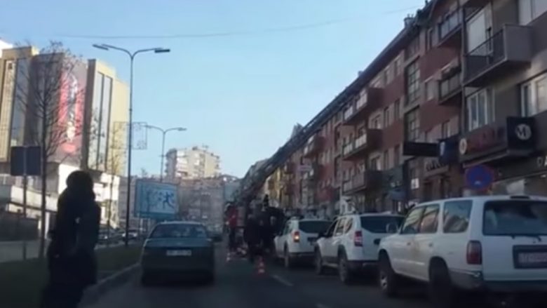 Bie betoni i pullazit të një ndërtese në Prishtinë (Video)