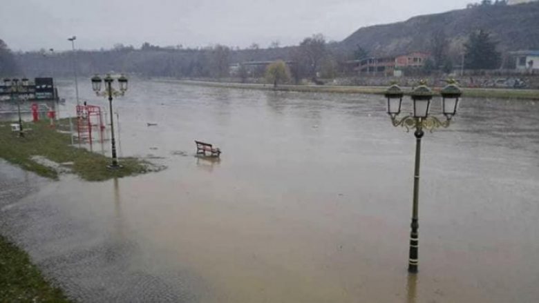 Lumi Vardar derdhet nëpër qytetin e Shkupit (Foto)