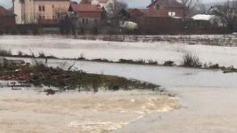 Reshjet e shiut shkaktojnë rritjen e nivelit të i ujit në Komunën e Drenasit (Foto)