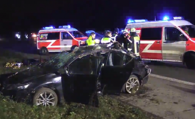 Shpërthen goma në autostradë, vdes 6-vjeçari që gjendej në veturën që u përmbys (Video,+16)