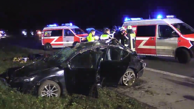 Shpërthen goma në autostradë, vdes 6-vjeçari që gjendej në veturën që u përmbys (Video,+16)