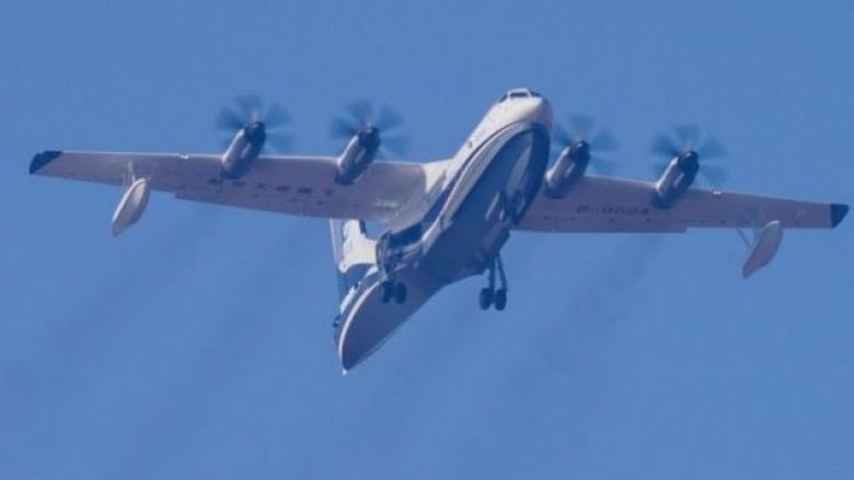 Kina testoi me sukses aeroplanin më të madh amfib në botë