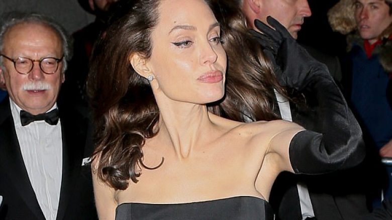 Angelina Jolie nuk i ndahet elegancës edhe në temperaturat e ulëta (Foto)