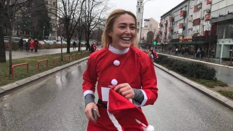 Bashkëshortja e kryeministrit Haradinaj, Anita pjesë e maratonës ”Vrapo babadimër” (Foto)