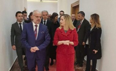 Takim i Xhaferit me zëvendëskryeministren e Shqipërisë, Senida Mesi