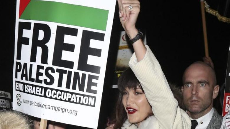 Bella Hadid merr pjesë në protestën anti-Trump në Londër (Foto)