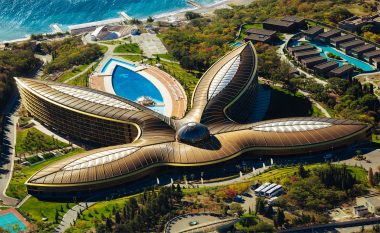 Hoteli në Krime është shpallur më i miri në botë: Luksi dhe pamja të lënë pa frymë (Foto, Video)