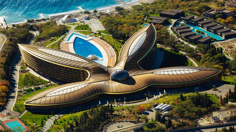 Hoteli në Krime është shpallur më i miri në botë: Luksi dhe pamja të lënë pa frymë (Foto, Video)