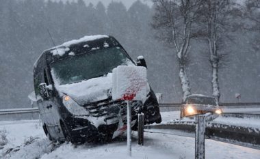 Stuhitë e borës në Gjermani shkaktojnë kaos në trafik