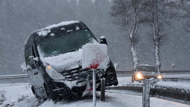 Stuhitë e borës në Gjermani shkaktojnë kaos në trafik