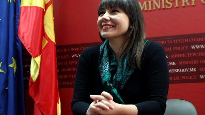 Ministrja Carovska natën e Vitit të Ri do ta kalojë me fëmijët e qendrave sociale në Shkup