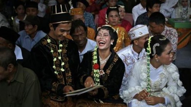 Në Indonezi, 450 çifte kurorëzohen për natën e Vitit të Ri