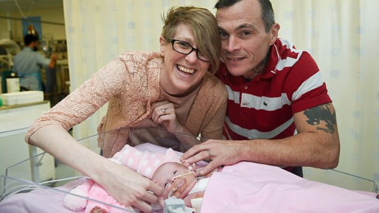 Prindërve u ishte thënë se vështirë të mbijetojë, foshnja me zemrën jashtë trupit të saj tanimë është trejavëshe (Foto,+16)