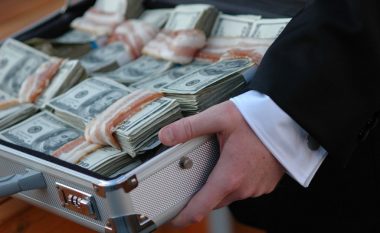 Politikanët kosovarë që i ruajnë paratë në bankat jashtë shtetit