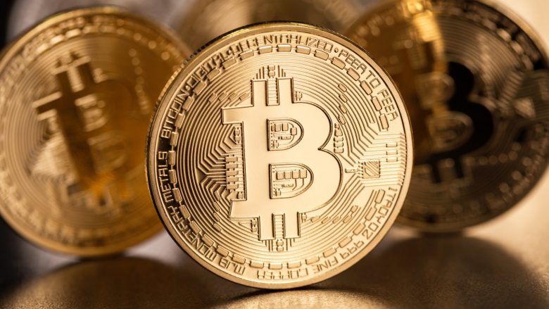 Rikthehet Bitcoin, por nuk kalon mbi 16 mijë dollarë