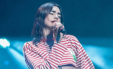 Dua Lipa shkëlqen në ngjyra të hapura në Kaliforni (Foto)