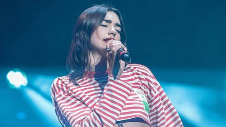 Dua Lipa shkëlqen në ngjyra të hapura në Kaliforni (Foto)