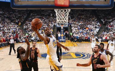 Golden State e mund Clevelandin në ripërsëritjen e finales (Video)