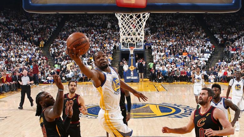 Golden State e mund Clevelandin në ripërsëritjen e finales (Video)