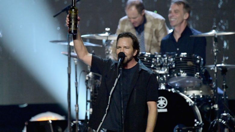 Eddie Vedder, tregimi për frontmenin e Pearl Jam që nuk e donte famën dhe që u rrit duke menduar se njerkun e kishte baba