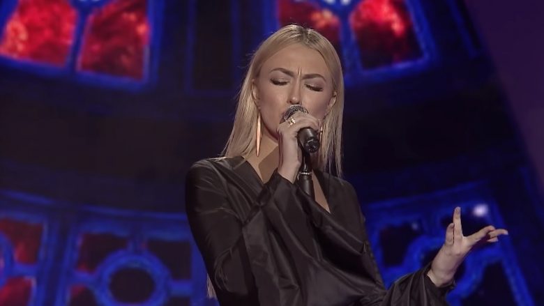 Publikohet performanca e veçantë e Evi Reçit në gjysmëfinalen e “Kënga Magjike” (Video)