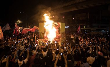 E portretizuan si djalli, protestuesit djegin figurën e Rodrigo Duterte (Video)