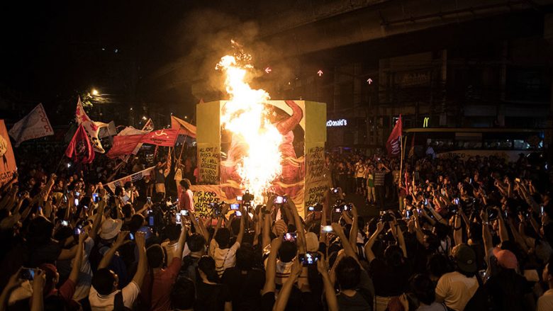 E portretizuan si djalli, protestuesit djegin figurën e Rodrigo Duterte (Video)