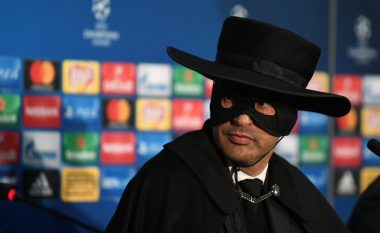 Trajneri i Shakhtarit mbanë premtimin, shfaqet i veshur si “Zorro” pas kualifikimit (Video)