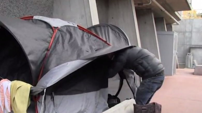 Emigrantët shqiptarë në Francë: Në borë dhe të ftohtë, çifti shqiptar mbijeton në kuti kartoni (Video)