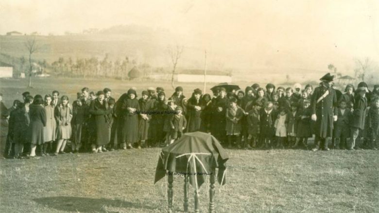 Pesë herë e nxorën nga dheu: Pamje nga ceremonia e rivarrimit të Naim Frashërit, më 1937 (Foto)