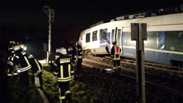 Përplasje ndërmjet dy trenave në Gjermani, të paktën 50 të lënduar (Foto)