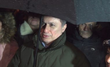 Gruevski dhe përkrahësit e tij protestojnë para burgut të Shutkës